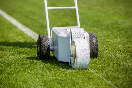 Rullo Segna-Campo 10cm Progettato per semplificare la marcatura dei campi sportivi su campi naturale e sintetici. Funzionamento semplice con tre rulli per lo spostamento della pittura sull'erba; dosatore, ruote patinatrice e ruote spalmatrice. Lavora con precisione e rapidità grazie al peso centrale della macchina.