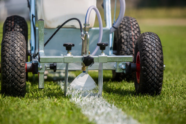 Traccialinee Supermatic GM10 Un'eccellenza nel settore della tracciatura campi, con due decenni di esperienza e prestazioni comprovate in società sportive di ogni dimensione in tutta Europa. Il suo design meccanico innovativo garantisce affidabilità e semplicità d'uso in qualsiasi condizione climatica.